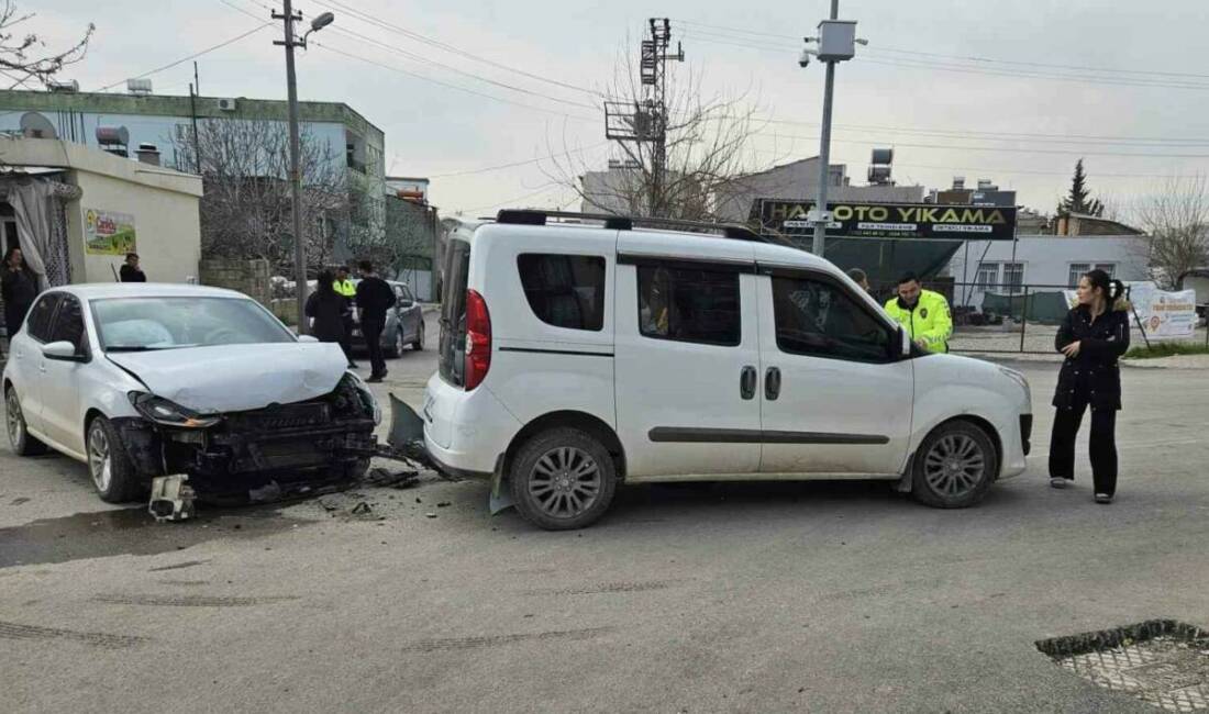 Adıyaman’da, otomobil ile hafif ticari aracın çarpışması sonucu meydana gelen