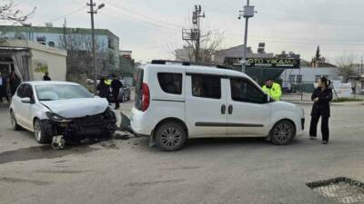 Adıyaman’da, otomobil ile hafif ticari aracın çarpışması sonucu meydana gelen