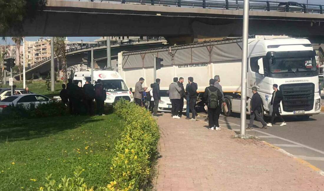 Şanlıurfa’da tır ile çarpıştıktan sonra kontrolden çıkan otomobil kaldırımda yürüyen