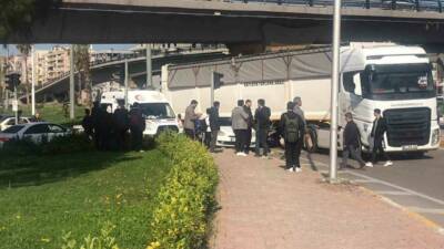 Şanlıurfa’da tır ile çarpıştıktan sonra kontrolden çıkan otomobil kaldırımda yürüyen
