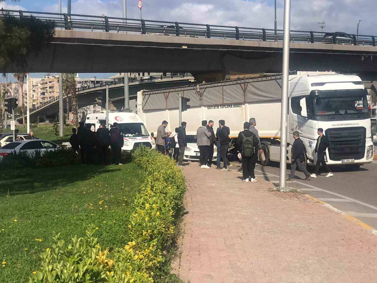 Şanlıurfa’da tır ile çarpıştıktan sonra kontrolden çıkan otomobil kaldırımda yürüyen