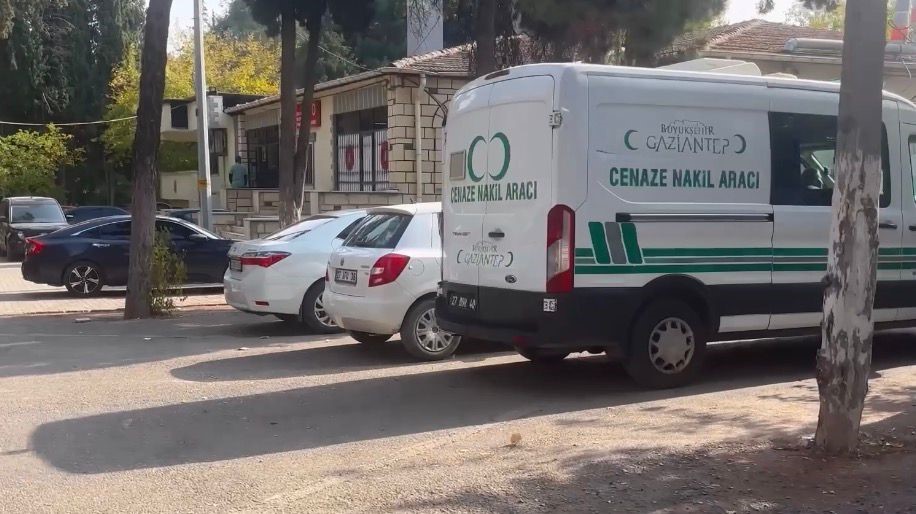 Gaziantep’te tıra arkadan çarpan otomobilin sürücüsü baba ile yanındaki oğlu