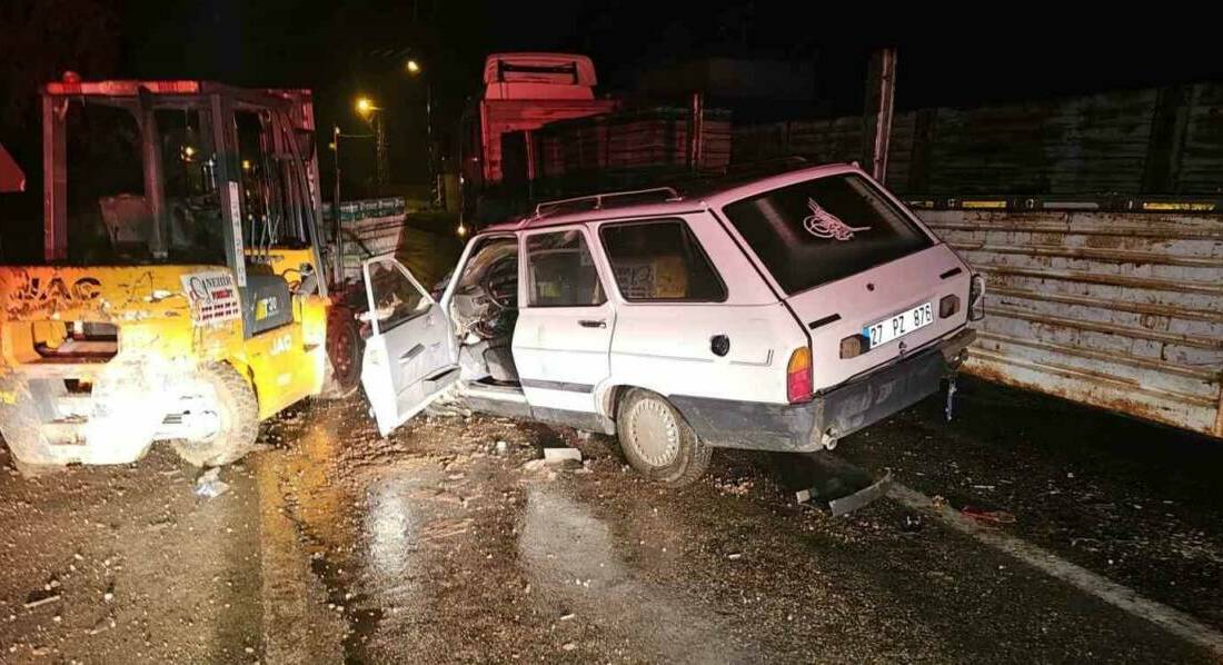 Gaziantep’te yük indirirken aniden yola çıkan forklifte otomobil çarptı. Kazada