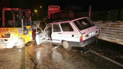 Gaziantep’te yük indirirken aniden yola çıkan forklifte otomobil çarptı. Kazada