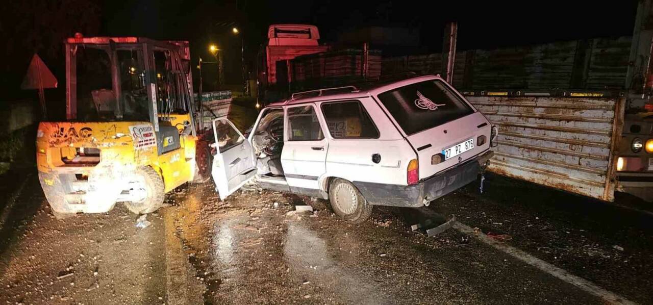 Gaziantep’te yük indirirken aniden yola çıkan forklifte otomobil çarptı. Kazada