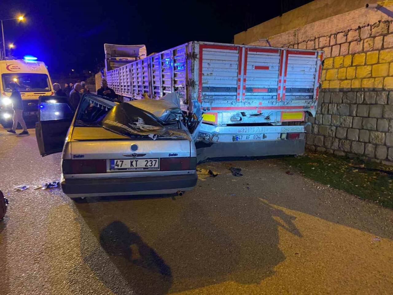 Mardin’in Yeşilli ilçesinde park halindeki tıra çarpan otomobilde bulunan 5