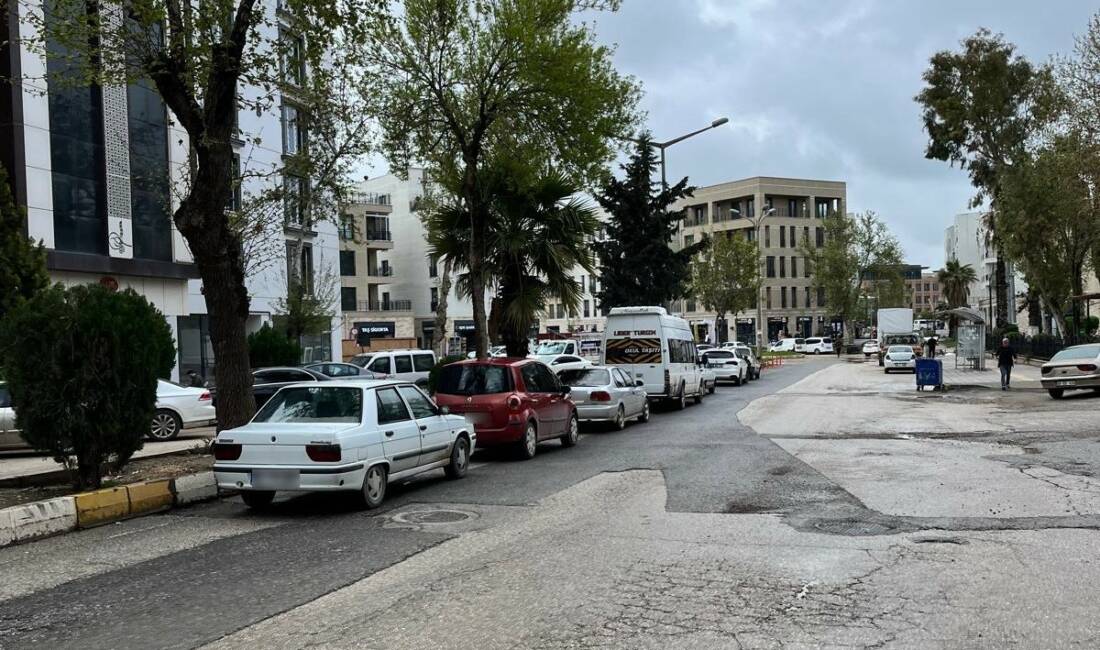 Adıyaman’da, refüj dibine park edilen araçlar hem kazalara davetiye çıkarıyor