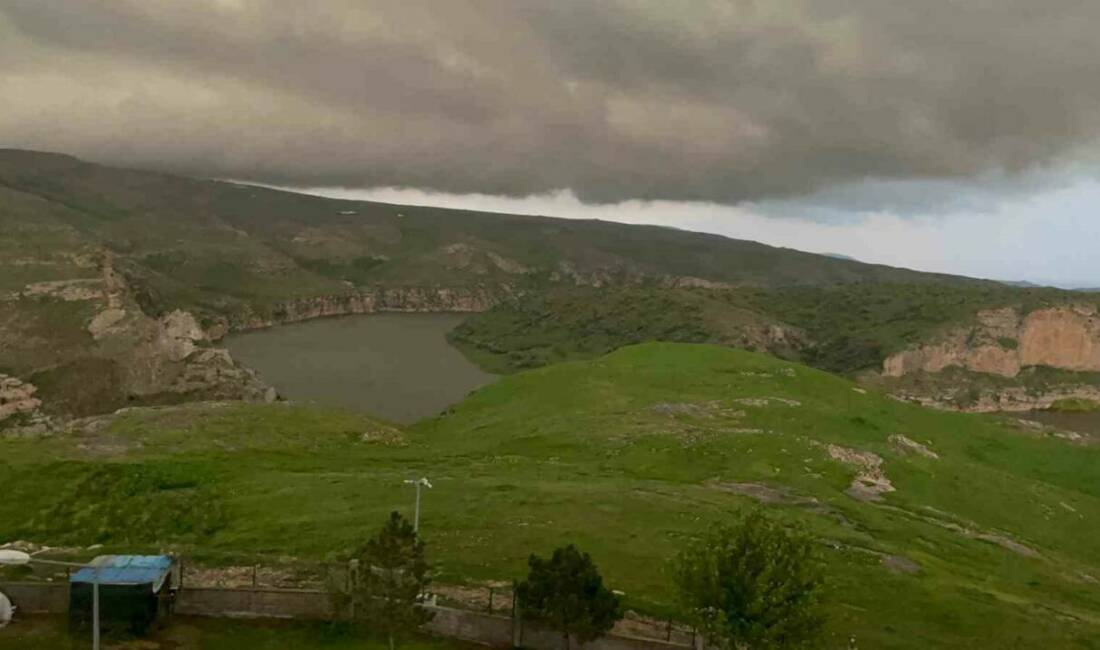 Batman'da etkili olan şiddetli sağanak sonrası sel meydana gelirken, bir