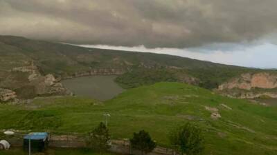 Batman'da etkili olan şiddetli sağanak sonrası sel meydana gelirken, bir