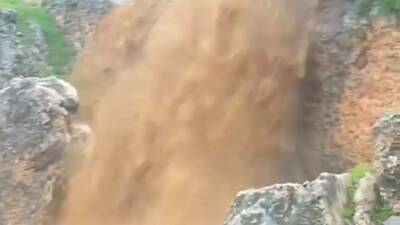 Diyarbakır’ın Silvan ilçesinde etkili olan sağanak yağışlar, doğayı canlandırırken beraberinde