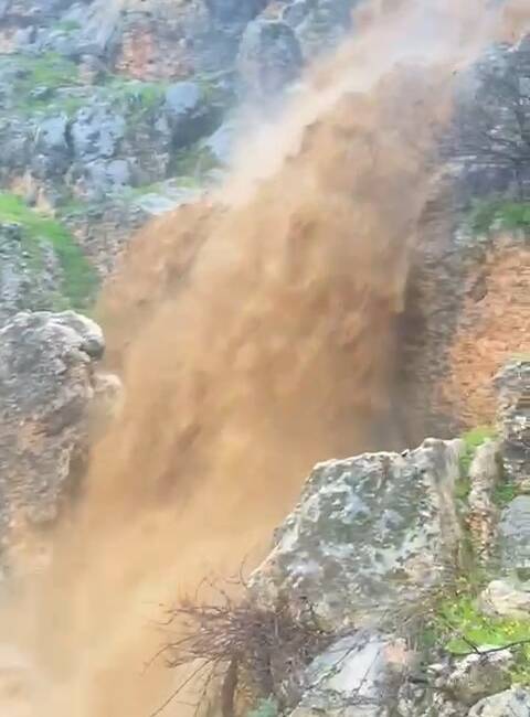Diyarbakır’ın Silvan ilçesinde etkili olan sağanak yağışlar, doğayı canlandırırken beraberinde