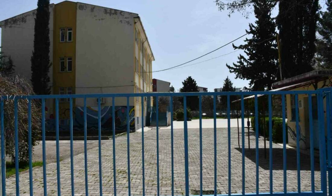 Şanlıurfa’nın Siverek ilçesinde silahlı saldırı olayının yaşandığı lise başta olmak