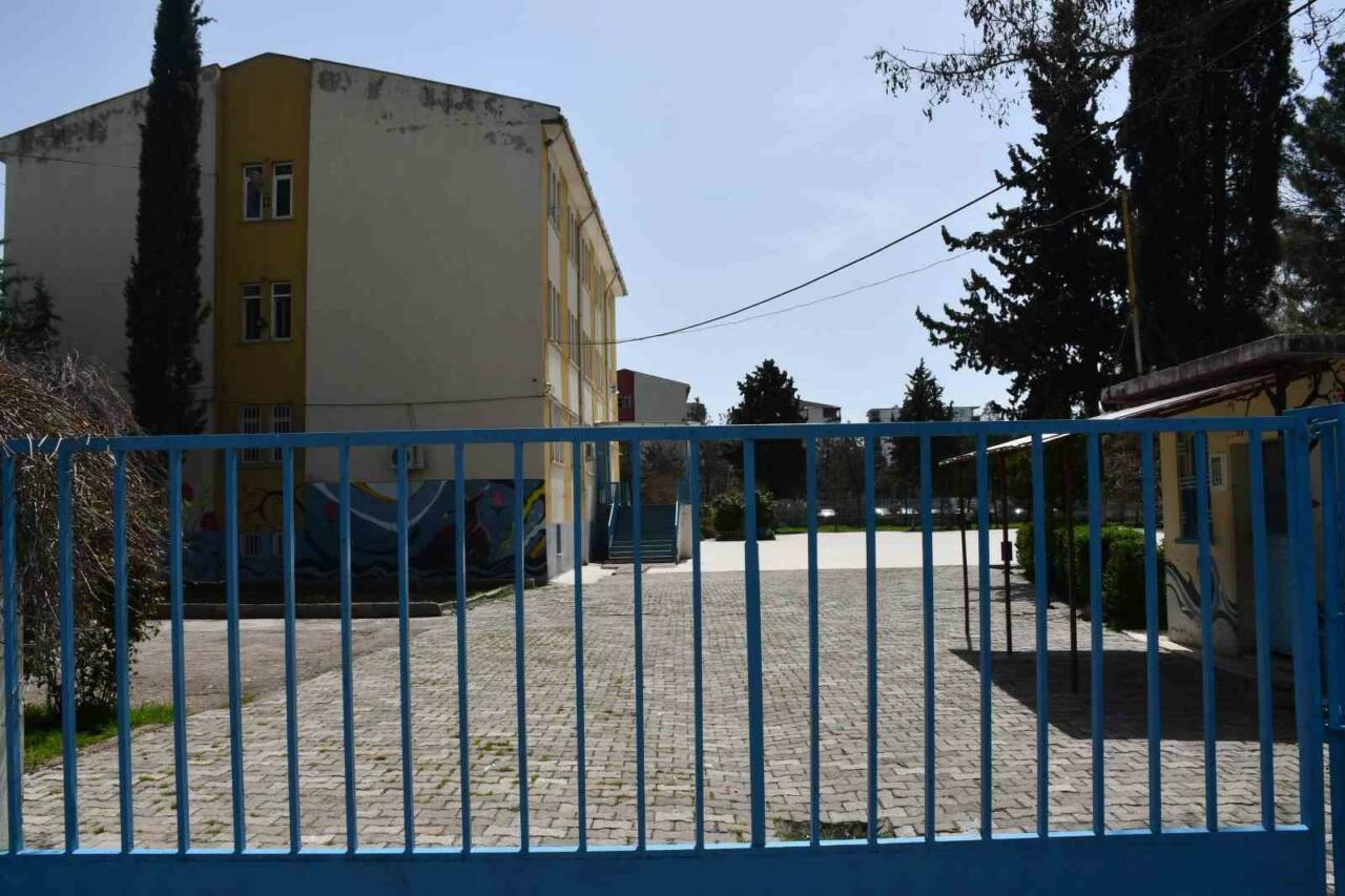 Şanlıurfa’nın Siverek ilçesinde silahlı saldırı olayının yaşandığı lise başta olmak