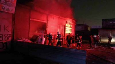 Şanlıurfa'da bir hurdacı dükkanında çıkan yangın, itfaiye ekiplerinin 2 saatlik