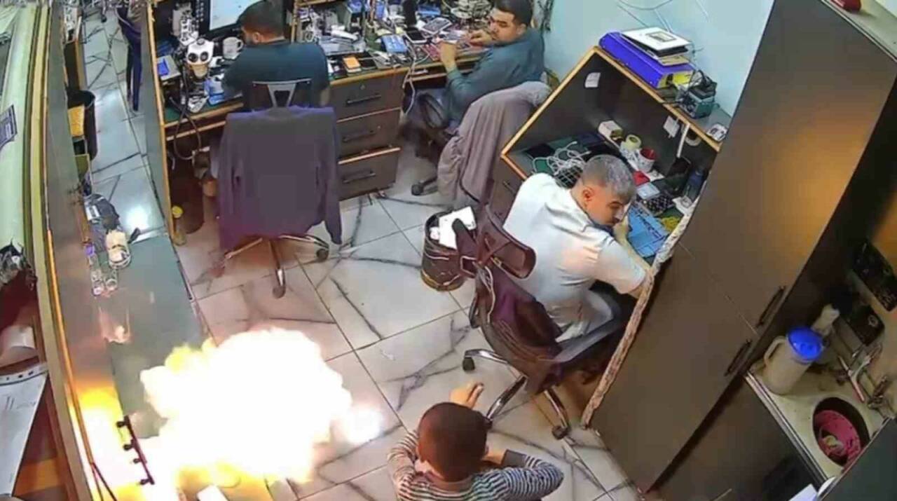 Şanlıurfa’nın Viranşehir ilçesinde tamir için götürüldüğü dükkanda şarjdayken alev alan