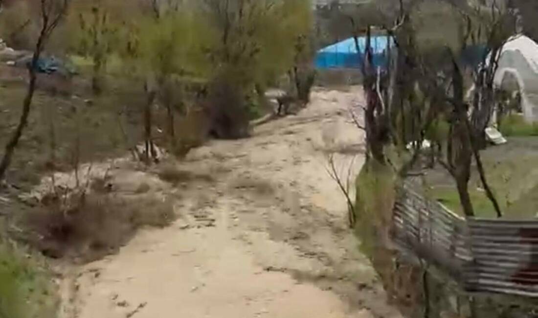 Şırnak’ın Uludere ilçesindeki Taşdelen köyünde, aniden yükselen sel suları nedeniyle
