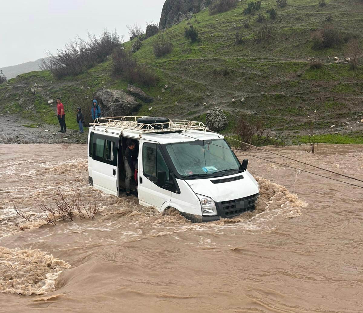 Siirt’te kalp krizi geçiren Naime Gölbaşı, hastaneye götürülürken sel nedeniyle