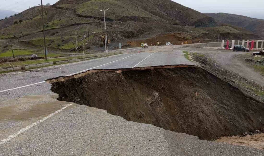 Siirt’in Şirvan ilçesinde aşırı yağışlar sonucu yolda çökme meydana gelirken,
