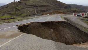 Siirt’in Şirvan ilçesinde aşırı yağışlar sonucu yolda çökme meydana gelirken,