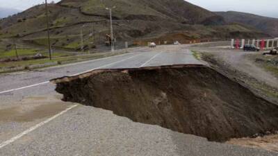 Siirt’in Şirvan ilçesinde aşırı yağışlar sonucu yolda çökme meydana gelirken,