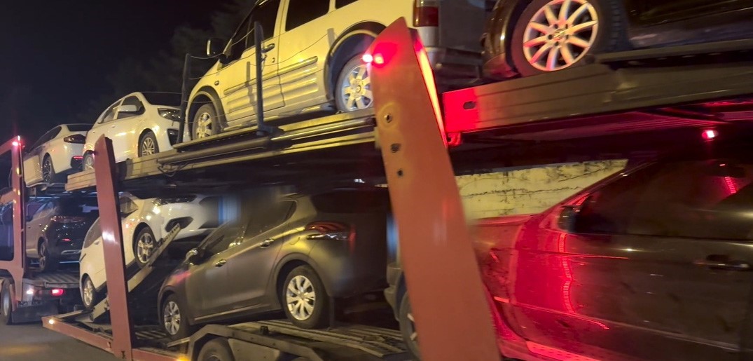 Batman’da sıfır araç taşıyan bir tırda yapılan aramada, aracın taban