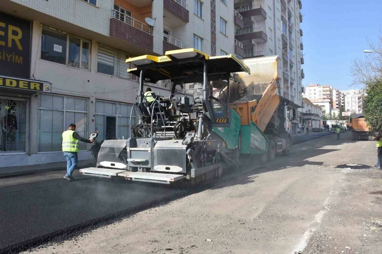 Siirt’te kent genelinde başlatılan asfalt çalışmaları aralıksız sürdürülüyor.