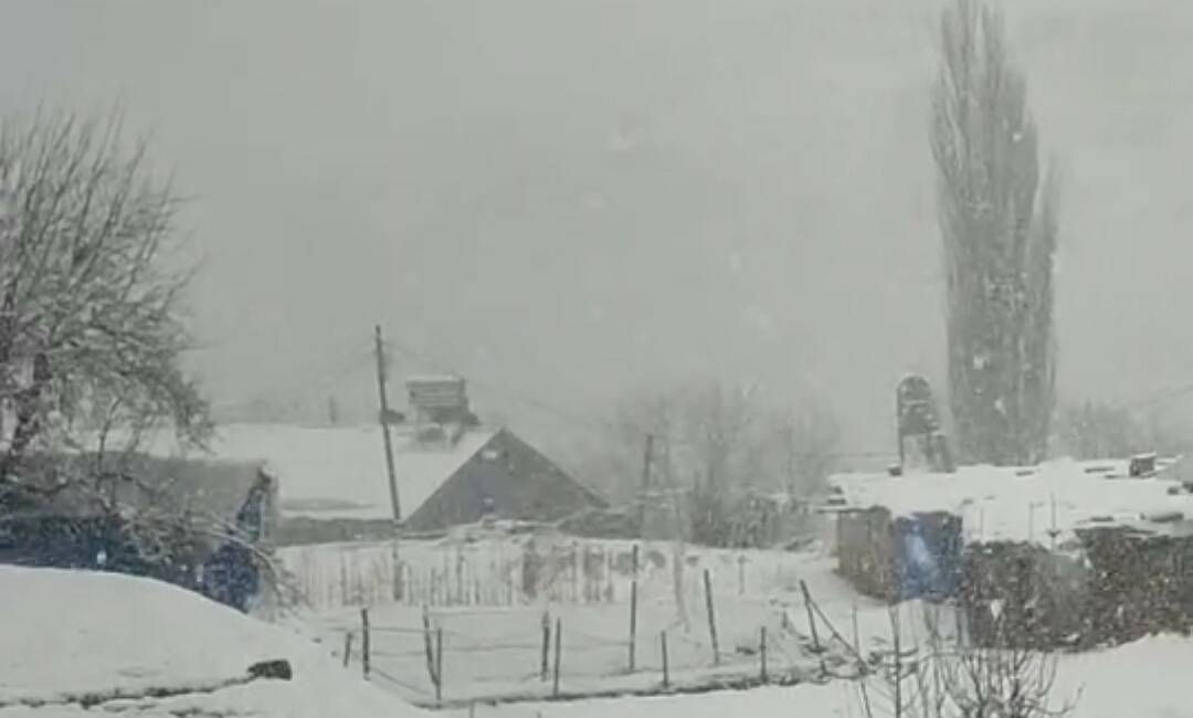 Siirt’in Şirvan ilçesine bağlı Kesmetaş köyünde, bugün etkili olan kar