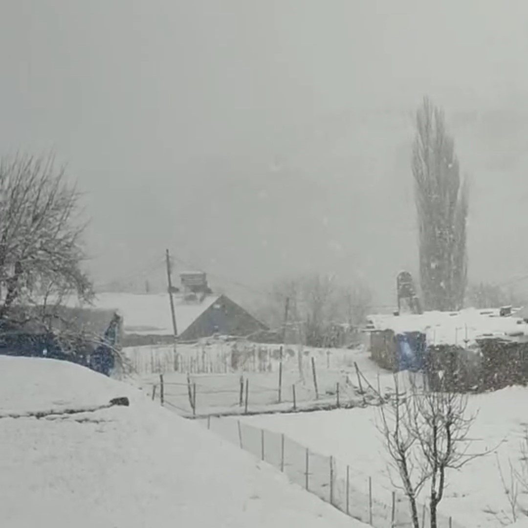 Siirt’in Şirvan ilçesine bağlı Kesmetaş köyünde, bugün etkili olan kar