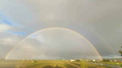 Siirt’in Kurtalan ilçesinde yağış sonrası ortaya çıkan gökkuşağı, görsel şölen