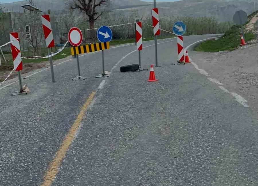 Adıyaman'da Sincik ile Kahta ilçeleri arasındaki karayolu, meydana gelen göçük