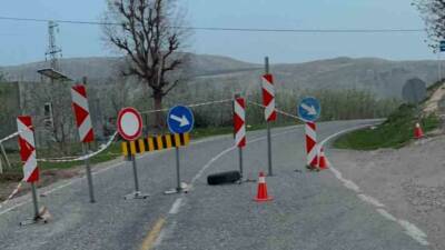 Adıyaman'da Sincik ile Kahta ilçeleri arasındaki karayolu, meydana gelen göçük