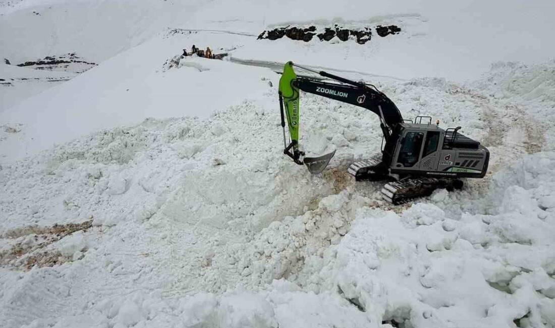 Şırnak’ın Uludere ilçesine bağlı Uzungeçit beldesinde etkili olan yoğun kar