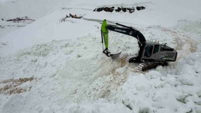 Şırnak’ın Uludere ilçesine bağlı Uzungeçit beldesinde etkili olan yoğun kar