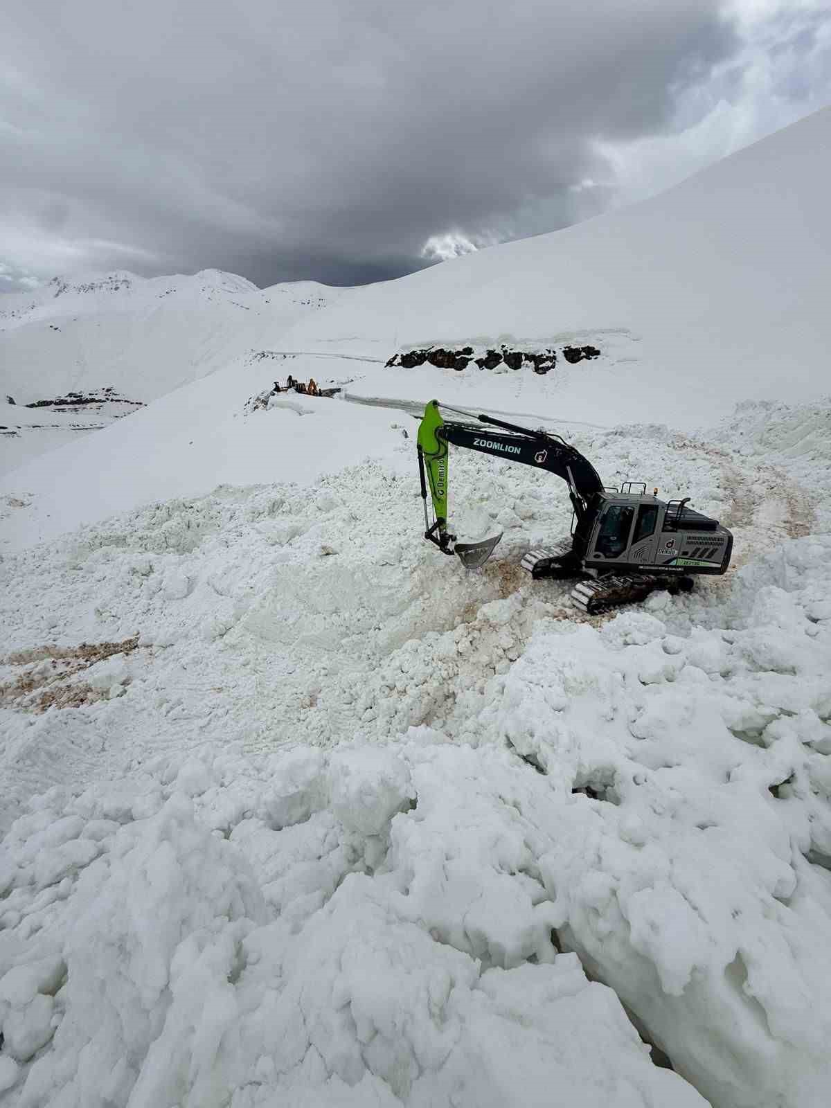 Şırnak’ın Uludere ilçesine bağlı Uzungeçit beldesinde etkili olan yoğun kar