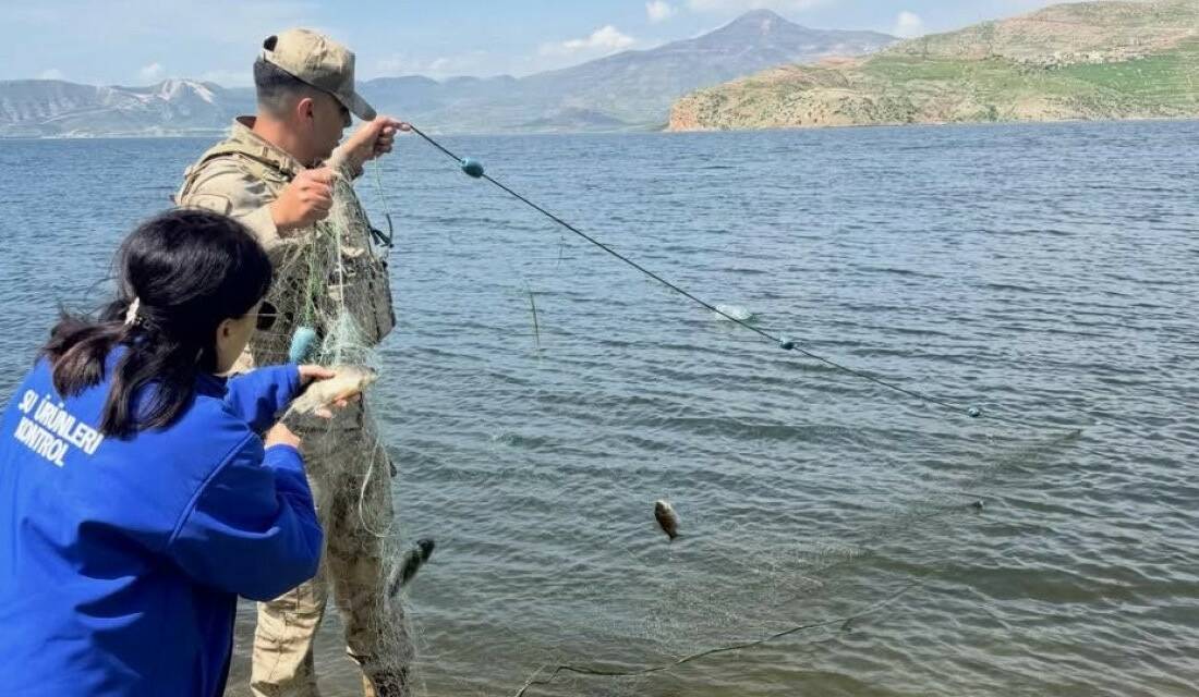 Şırnak’ın Güçlükonak ilçesinde bulunan Ilısu Barajı’nda av yasağı kapsamında gerçekleştirilen