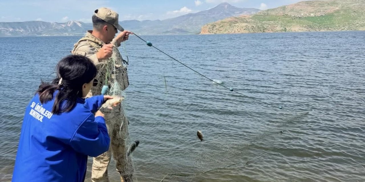 Şırnak’ın Güçlükonak ilçesinde bulunan Ilısu Barajı’nda av yasağı kapsamında gerçekleştirilen