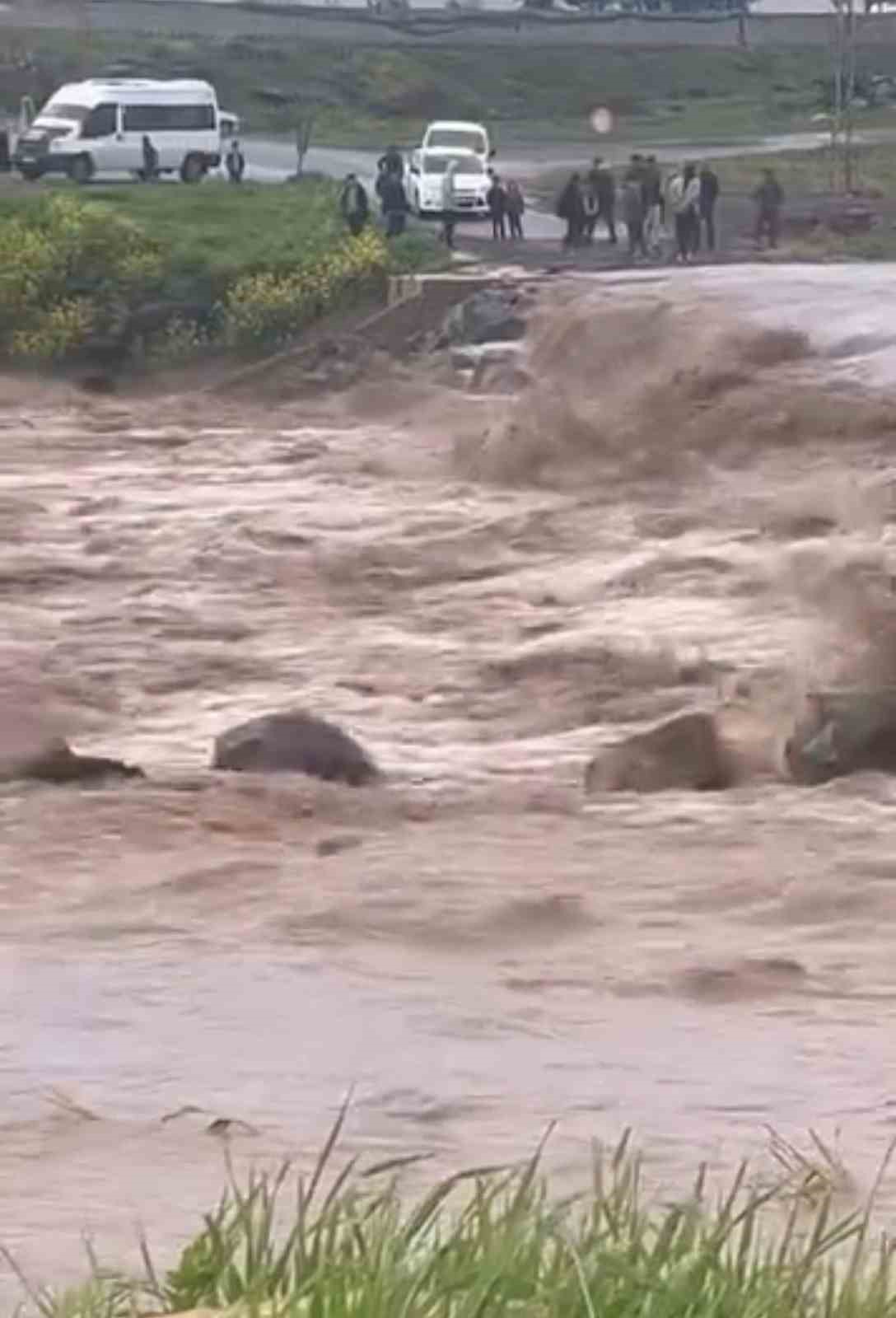Şanlıurfa’nın Siverek ilçesinde etkili olan sağanak yağış, kısa sürede sele