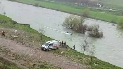 Diyarbakır’da, Dicle Nehri kenarında bulunan vatandaş, suyun yükselmesi nedeni ile