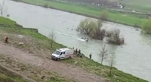 Diyarbakır’da, Dicle Nehri kenarında bulunan vatandaş, suyun yükselmesi nedeni ile