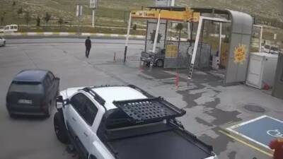 Mardin’de bir akaryakıt istasyonunda aracını park etmek isteyen sürücünün el