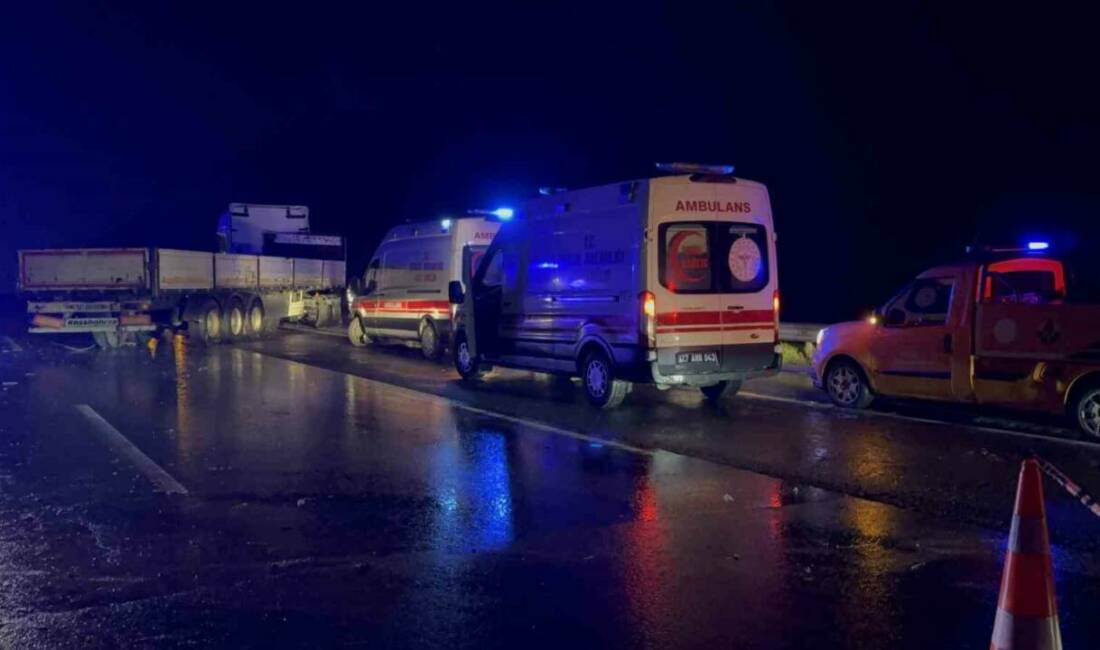 Tarsus-Adana-Gaziantep Otoyolu’nda kamyonetin karşı şeride geçerek tırla çarpışması sonucu meydana