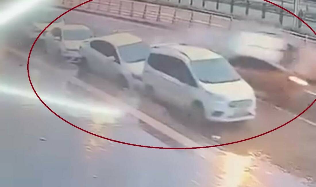 Diyarbakır'da kontrolünü kaybeden ticari taksinin park halindeki 3 araca çarparak