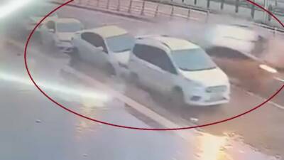 Diyarbakır'da kontrolünü kaybeden ticari taksinin park halindeki 3 araca çarparak