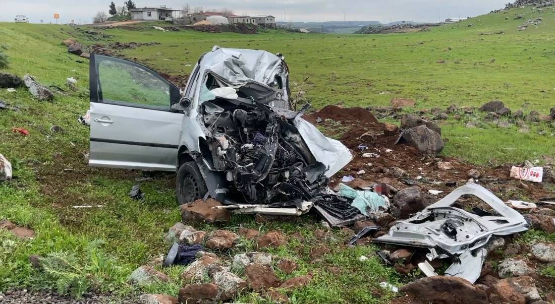 Şanlıurfa'nın Siverek ilçesinde tır ile hafif ticari aracın çarpışması sonucu