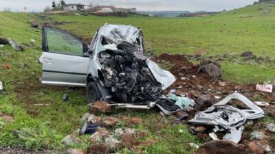 Şanlıurfa'nın Siverek ilçesinde tır ile hafif ticari aracın çarpışması sonucu