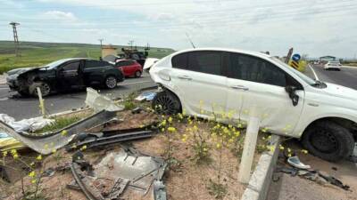 Diyarbakır'da meydana gelen trafik kazasında iki otomobilin çarpışması sonucu 3'ü