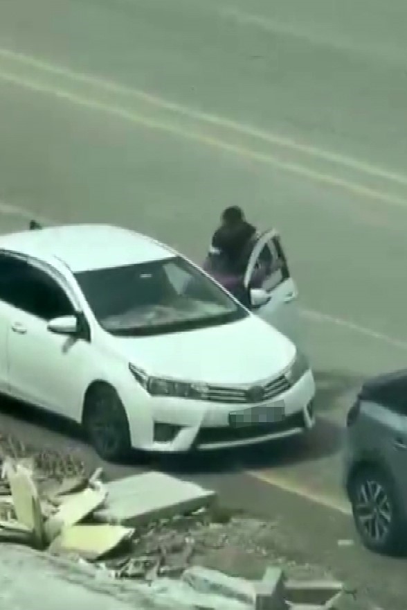 Gaziantep’te bir şahsın, trafikte tartıştığı başka bir şahsı aracında otururken