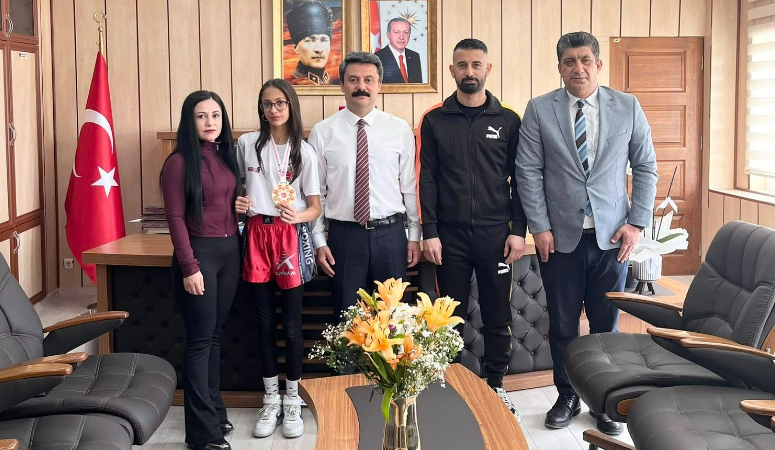 Adıyaman’ın Besni ilçesinde, Türkiye Kickboks Şampiyonası’nda birincilik elde eden Menessa