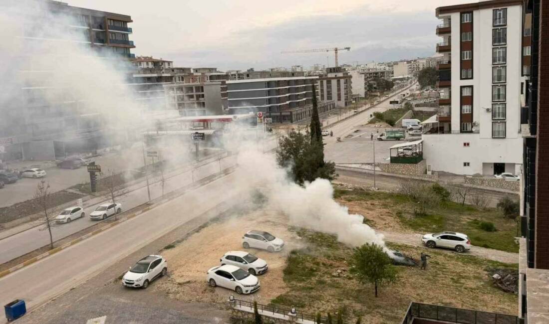 Adıyaman’da, bir vatandaş tarafından atık malzemelerin ateşe verilerek çıkarılan yangını