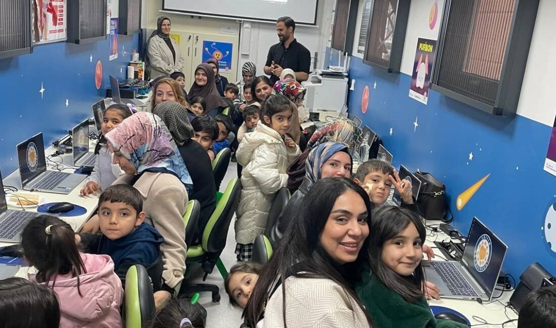 Adıyaman’ın Kahta ilçesinde düzenlenen "Kodlama ve Dijital Farkındalık Etkinliği"nde çocuklar,